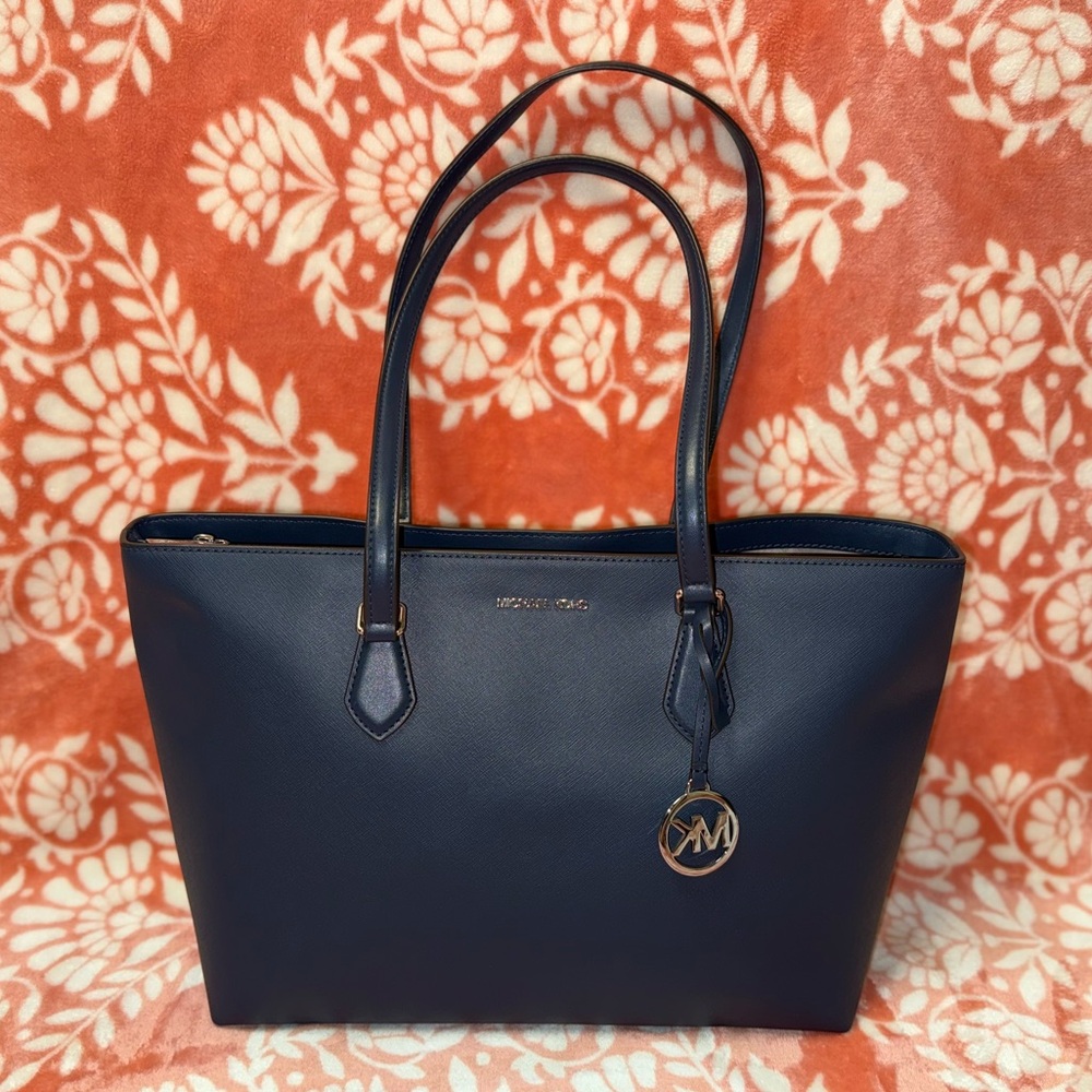 Michael Kors Sheila LG MF TOTE - Navy